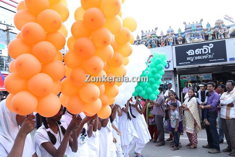 Nehru trophy 2014 ghoshayatra children with tri colour balloons