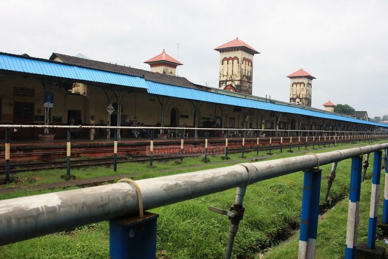 Kozhikkode railway platform photo