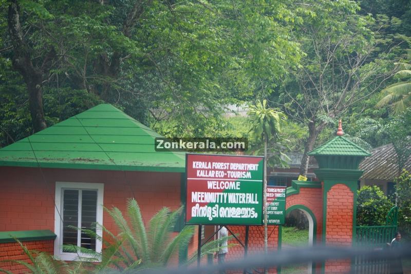 Meenmutti waterfalls entrance