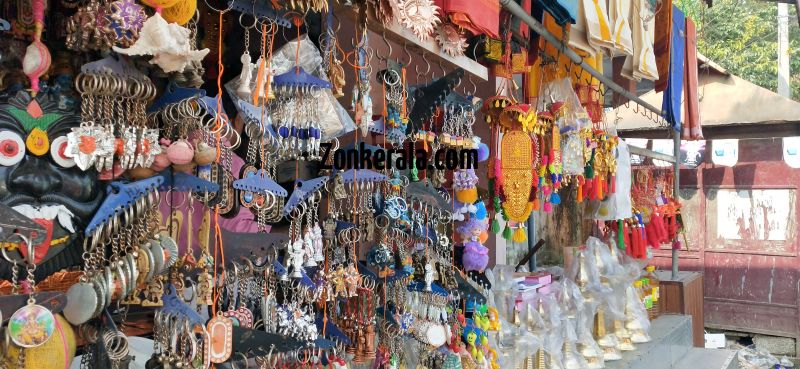 Aranmula temple fancy jewels shops 05 126