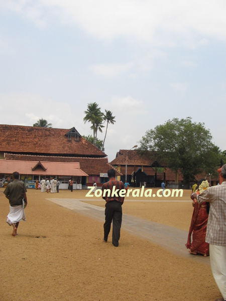 Vaikom annadanam at temple