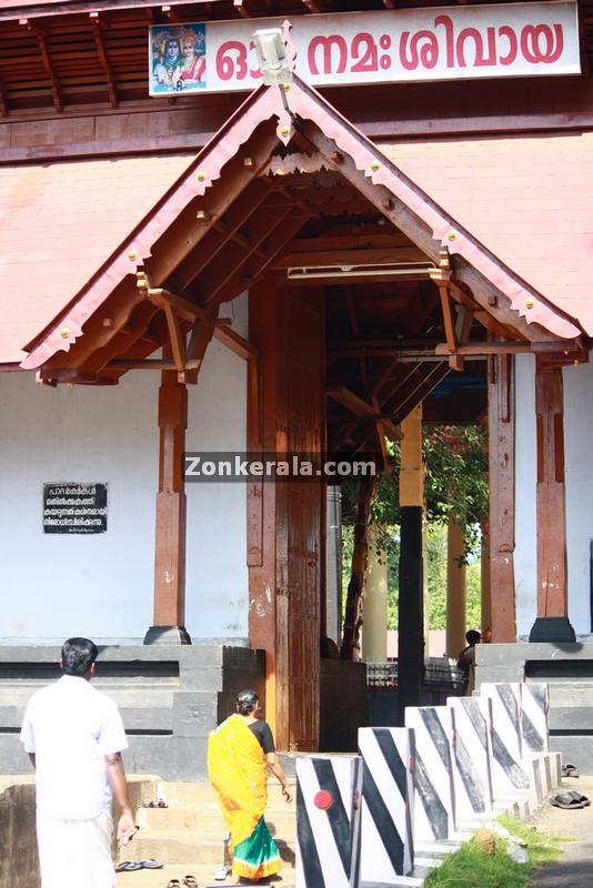 Vaikom mahadeva temple east entrance 3