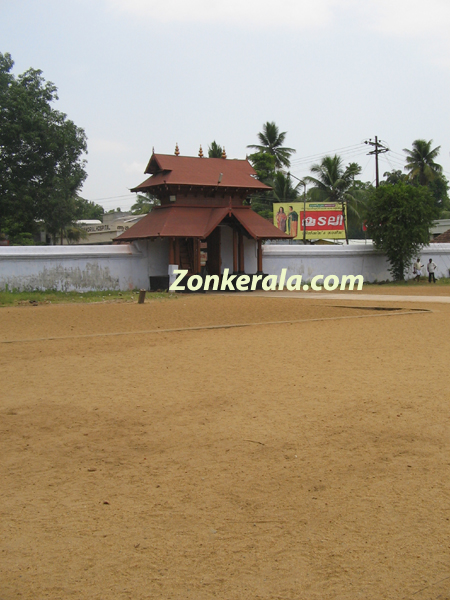 Vaikom temple west gate