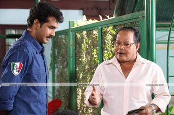 Malayalam Movie Aan Piranna Veedu Review and Stills