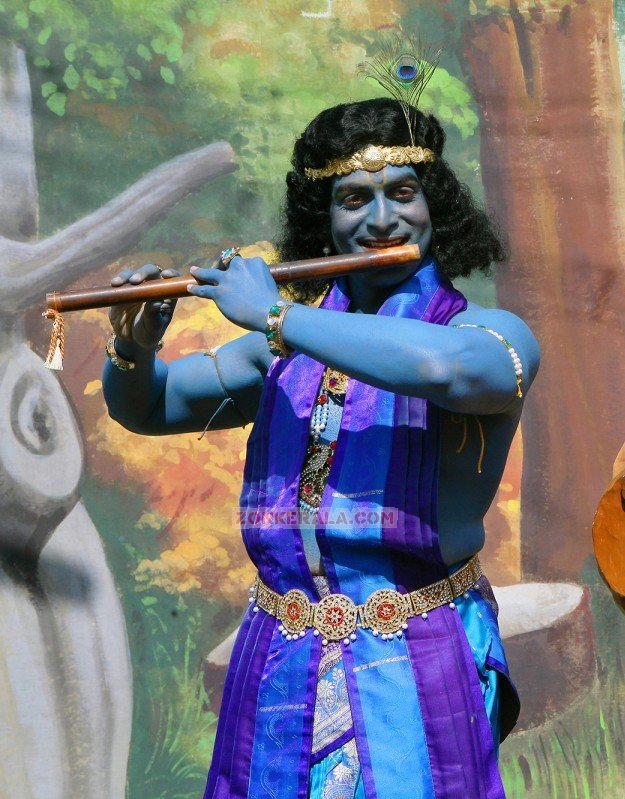 Prithviraj In Srikrishna Attire In Tamil Movie Kaaviyathalaivan 733