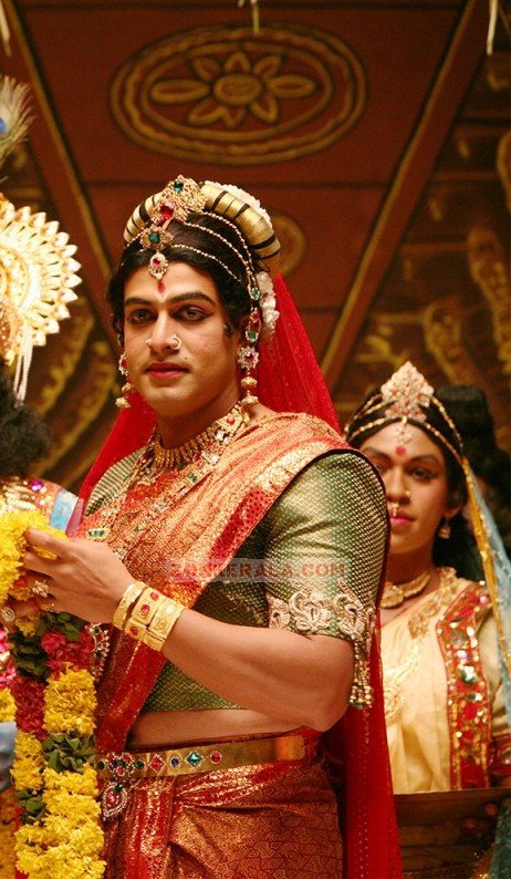 Prithviraj In Woman Attire In Kaaviyathalaivan Tamil Film 53