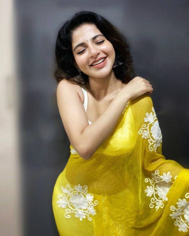 Iswarya Menon Movie Actress Wallpapers 2344