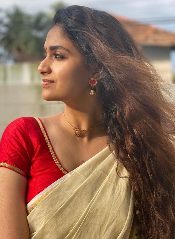 Recent Still Malayalam Heroine Keerthi Suresh 8615