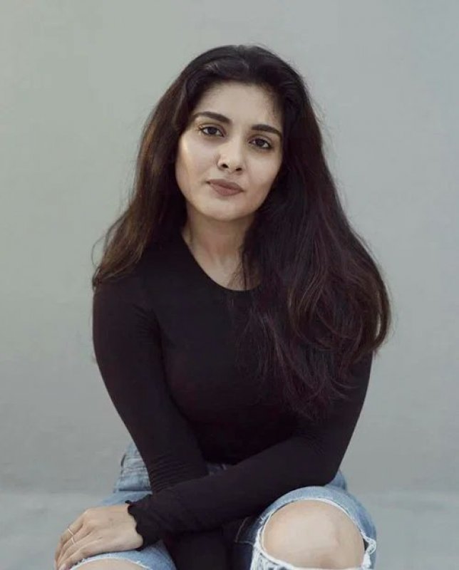 2020 Still Niveda Thomas 1514