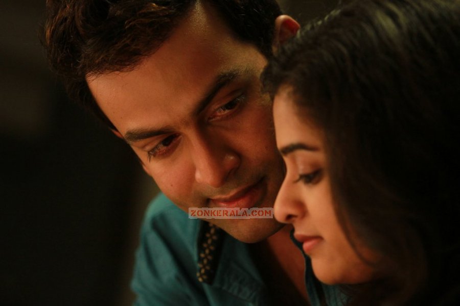 Prithviraj Nanditha London Bridge Photo 892