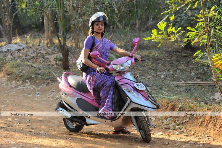 Samvrutha Sunil In Manikya Kallu 7