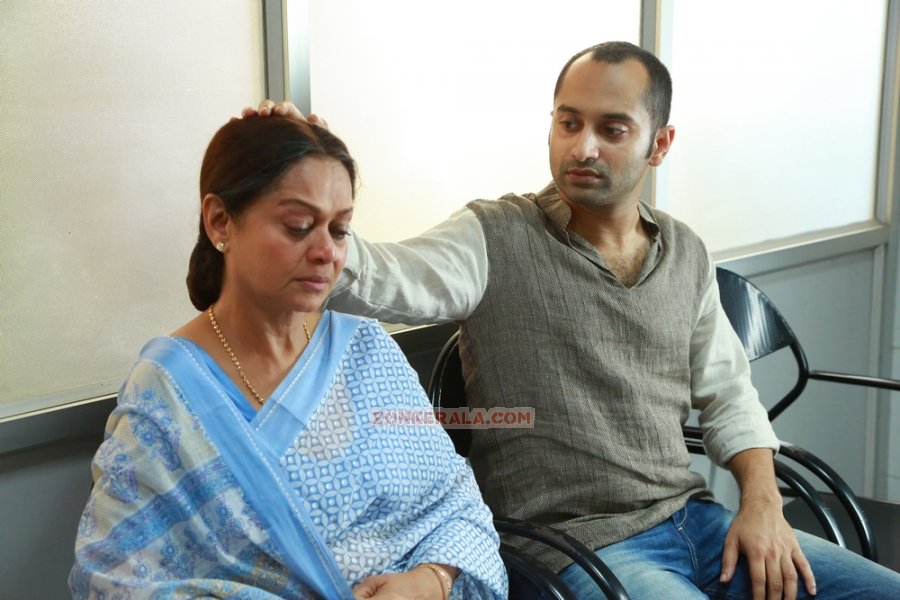 Zarina Wahab And Fahad Fazil In Olipporu 858