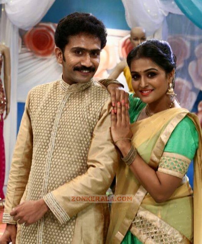 Shine Tom Chacko Remya Nambeesan Movie Pic 938