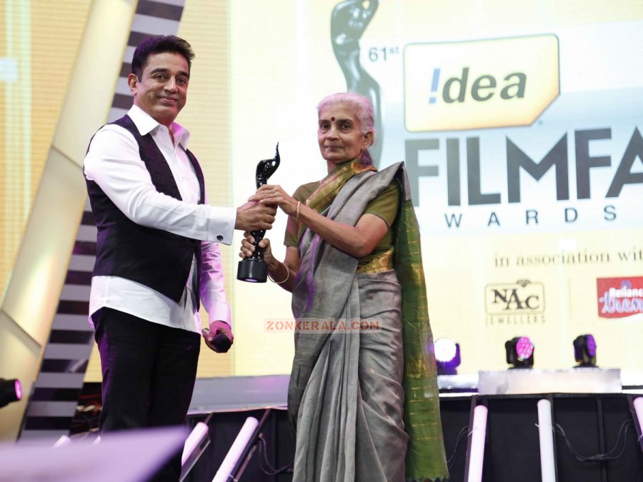 Lifetime Achievement Award For Late Balu Mahendra Received By His Wife From Kamal Hassan 496
