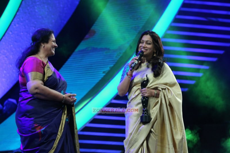 Seema And Radhika At 62 Filmfare Awards 660