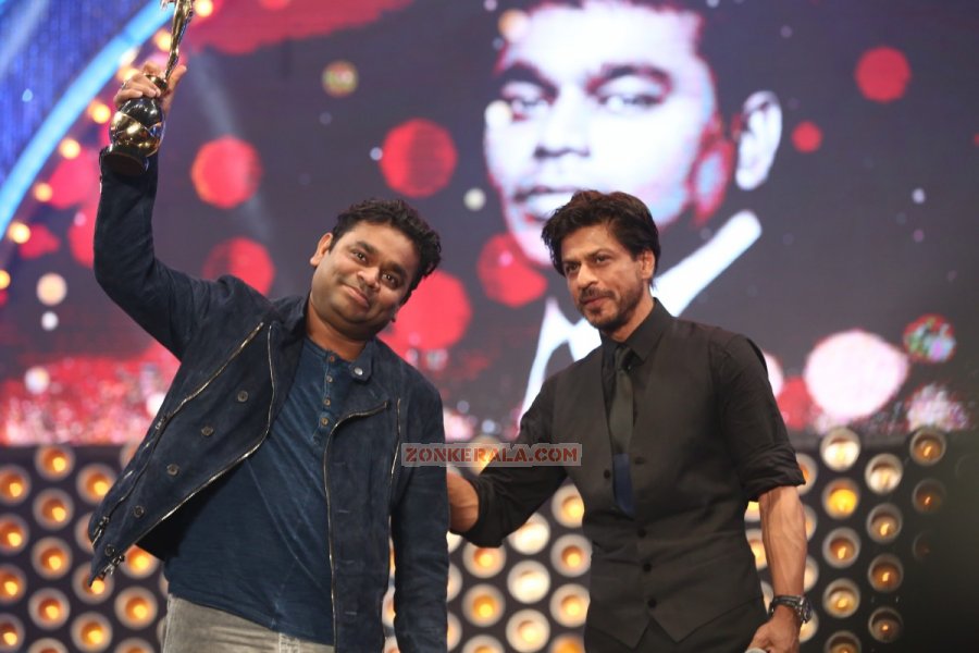 A R Rahman And Shahrukh Khan At Vijay Awards 120