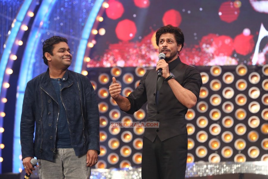 A R Rehman And Shahrukh Khan At Vijay Awards 184