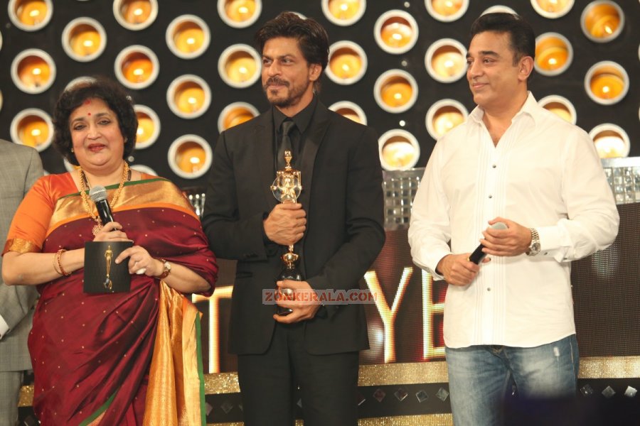 Latha Rajinikanth Shahrukh Khan Kamal Haasan At Vijay Awards 485