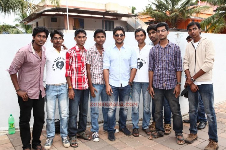 Allu Arjun In Kerala Stills 8134