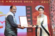 Karishma Kapoor At Asiavision Movie Awards 2013 206