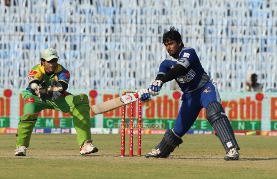 Ccl 3 Kerala Strikers Vs Karnataka Bulldozers Stills 5777