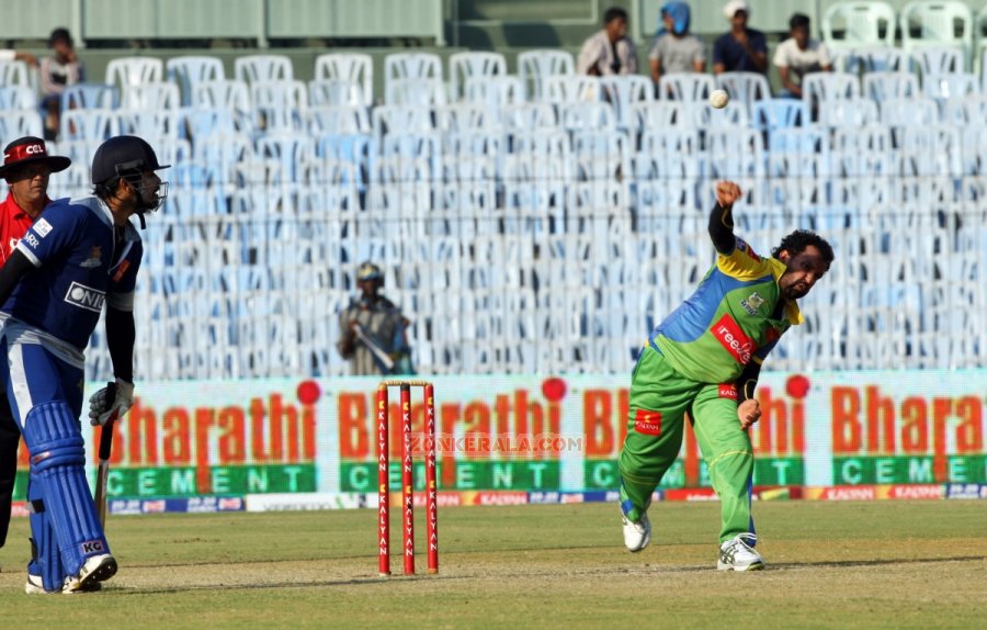 Ccl 3 Kerala Strikers Vs Karnataka Bulldozers Stills 6974