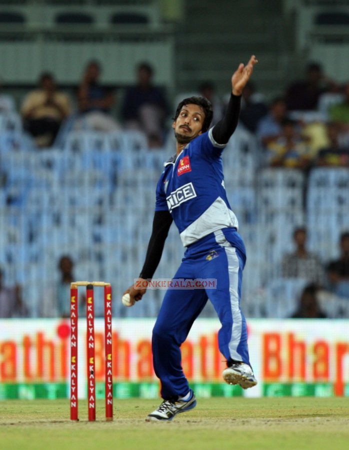 Ccl 3 Kerala Strikers Vs Karnataka Bulldozers Stills 9811