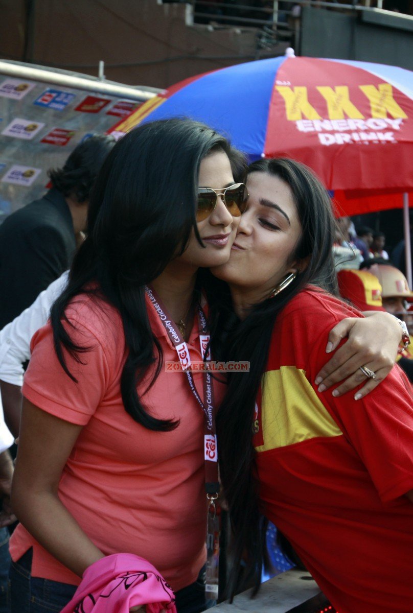 Priyamani And Charmi At Ccl4 131