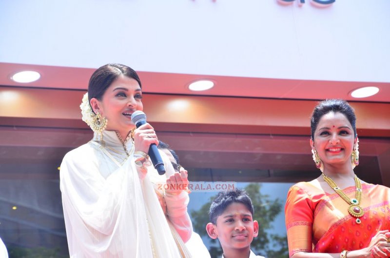 Latest Pictures Kalyan Jewellers Chennai Showroom Launch 9060