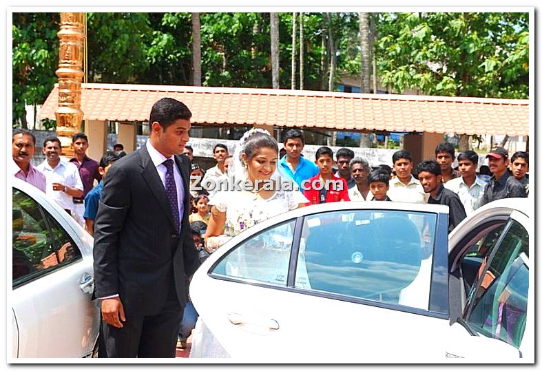 Karthika Arriving For Marriage At Church 3