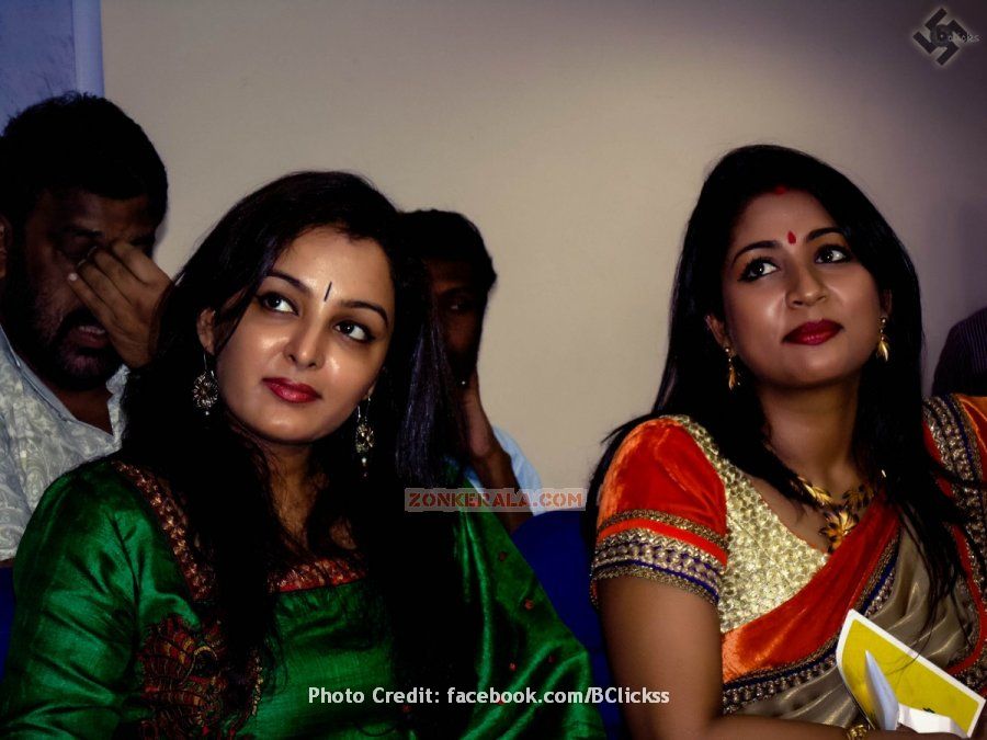 Navya And Manju Warrier 332