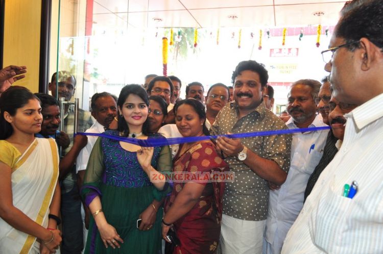 Roma Asrani At Rk Sarees Punalur Showroom Inauguration 6498