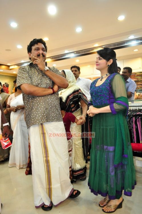 Roma Asrani At Rk Sarees Punalur Showroom Inauguration Photos 3733