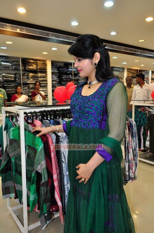 Roma Asrani At Rk Sarees Punalur Showroom Inauguration Photos 5518