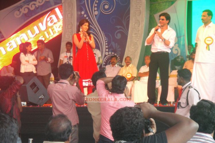 Shahrukh Khan At Emmanuval Slik Kochi Opening 4868