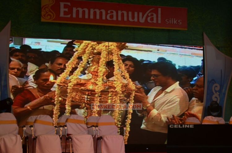 Shahrukh Khan At Emmanuval Slik Kochi Opening 5441