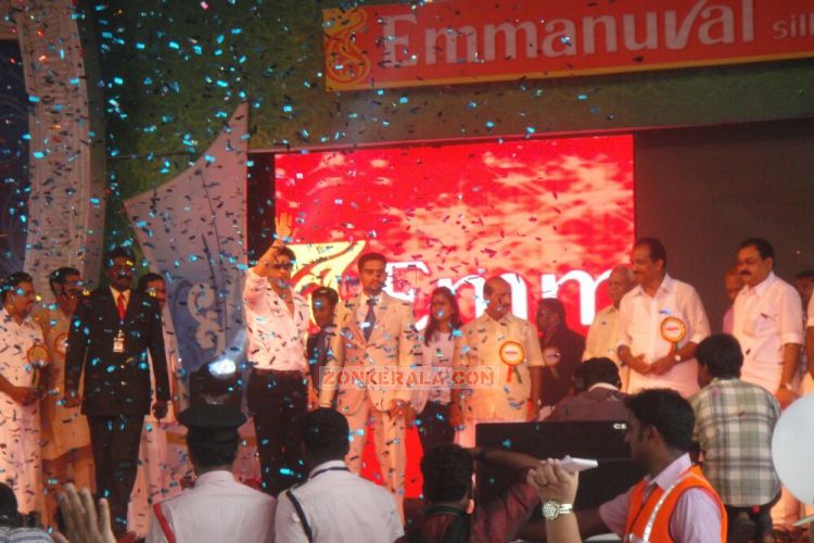 Shahrukh Khan At Emmanuval Slik Kochi Opening 6693