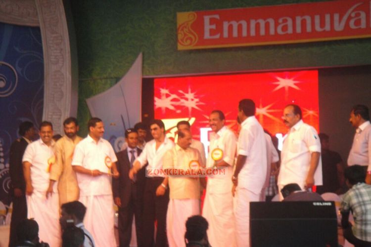 Shahrukh Khan At Emmanuval Slik Kochi Opening 9281
