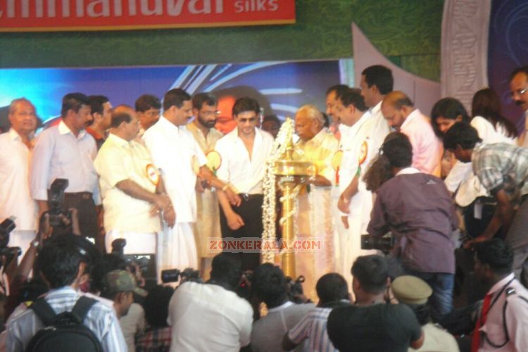 Shahrukh Khan At Emmanuval Slik Kochi Opening Photos 6180