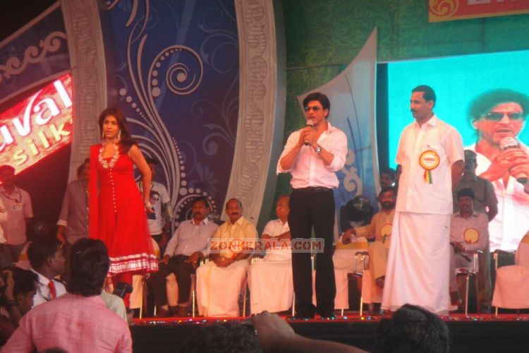 Shahrukh Khan At Emmanuval Slik Kochi Opening Photos 9951