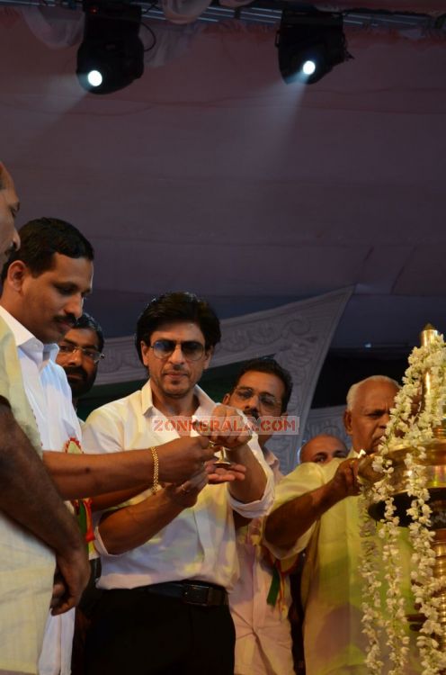 Shahrukh Khan At Emmanuval Slik Kochi Opening Stills 8155