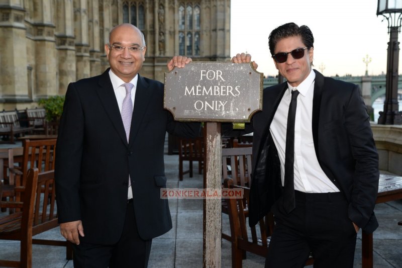 Malayalam Event Sharukh Khan Receiving Global Diversity Award Image 3251