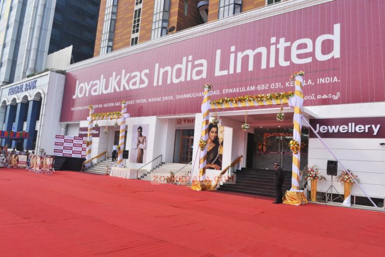 Shreya Ghoshal Inaugurates Joy Alukkas Showroom 127