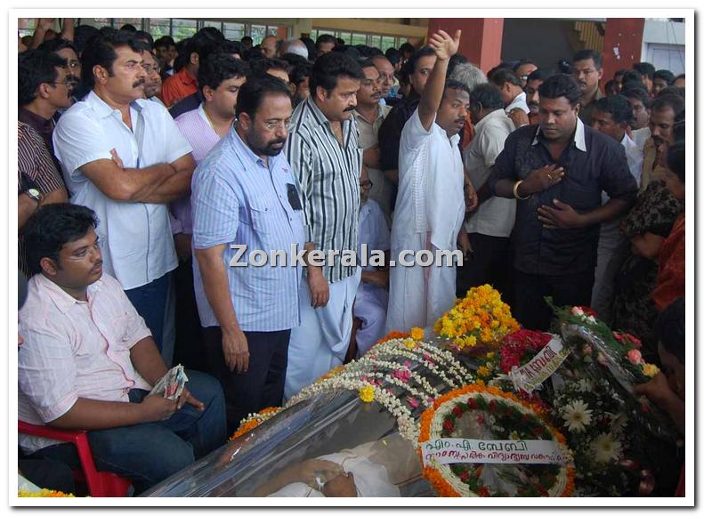 Kalabhavan Mani Paying Tribute