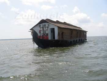 House Boats on the Move